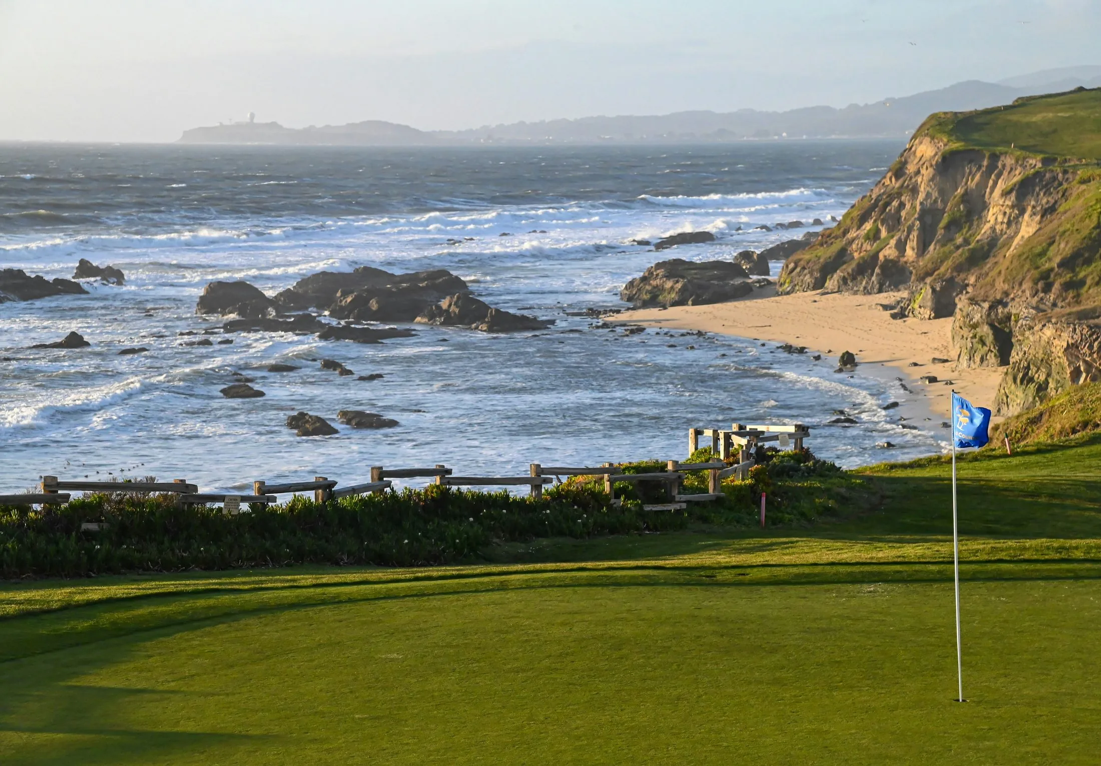 A coastal cliff golf course overlooking the Pacific